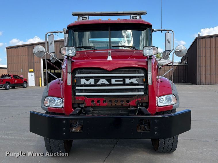 image for item DV2063 2015 Mack GU813 truck cab and chassis