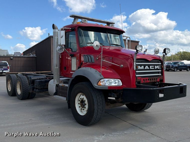 image for item DV2063 2015 Mack GU813 truck cab and chassis