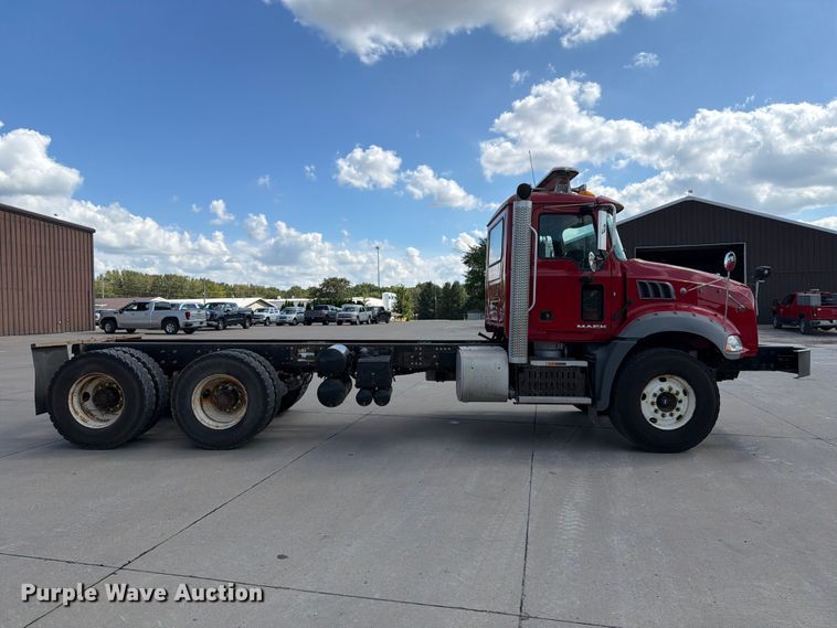 image for item DV2063 2015 Mack GU813 truck cab and chassis