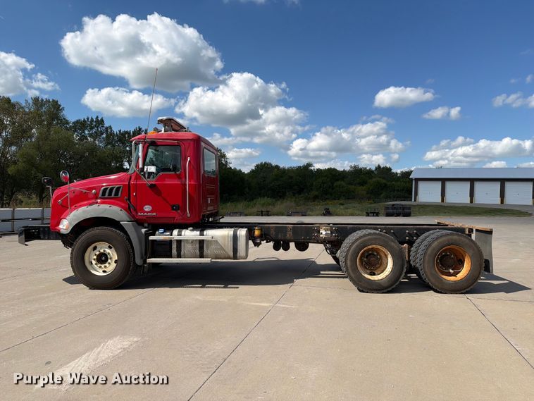 image for item DV2063 2015 Mack GU813 truck cab and chassis
