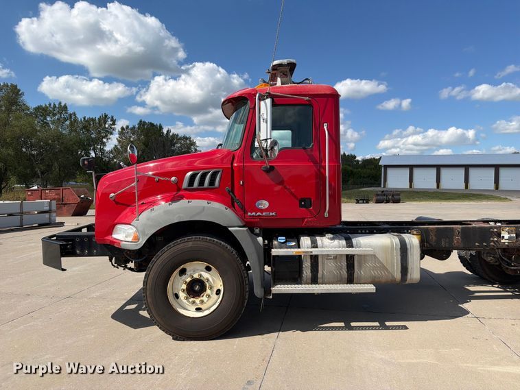 image for item DV2063 2015 Mack GU813 truck cab and chassis