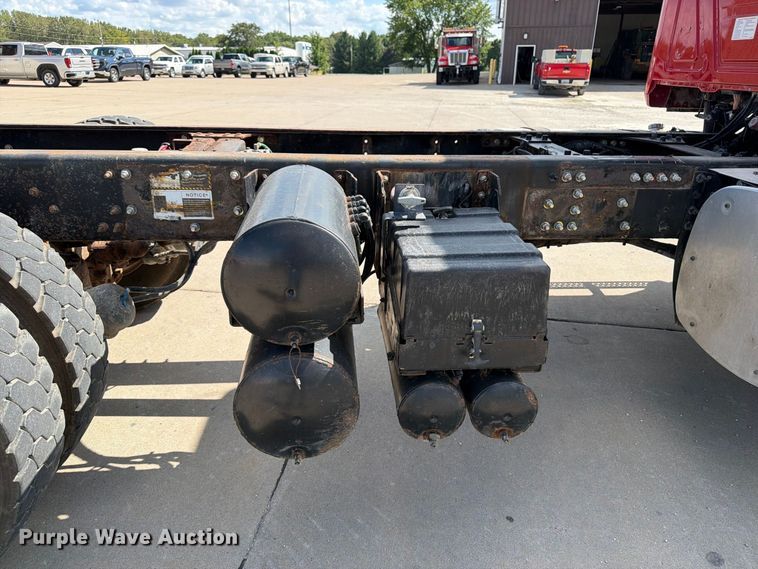 image for item DV2063 2015 Mack GU813 truck cab and chassis