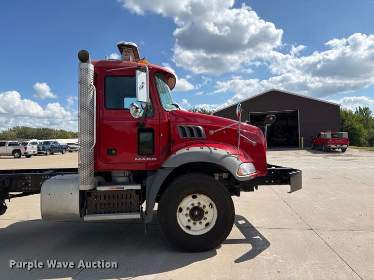image for item DV2063 2015 Mack GU813 truck cab and chassis