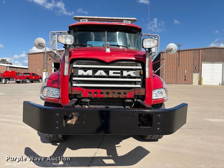 image for item DV2063 2015 Mack GU813 truck cab and chassis