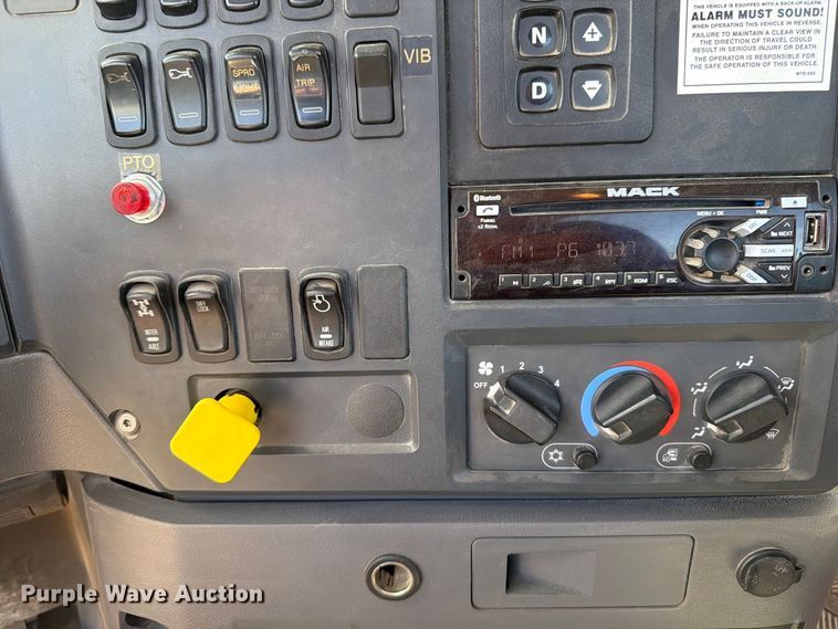 image for item DV2063 2015 Mack GU813 truck cab and chassis