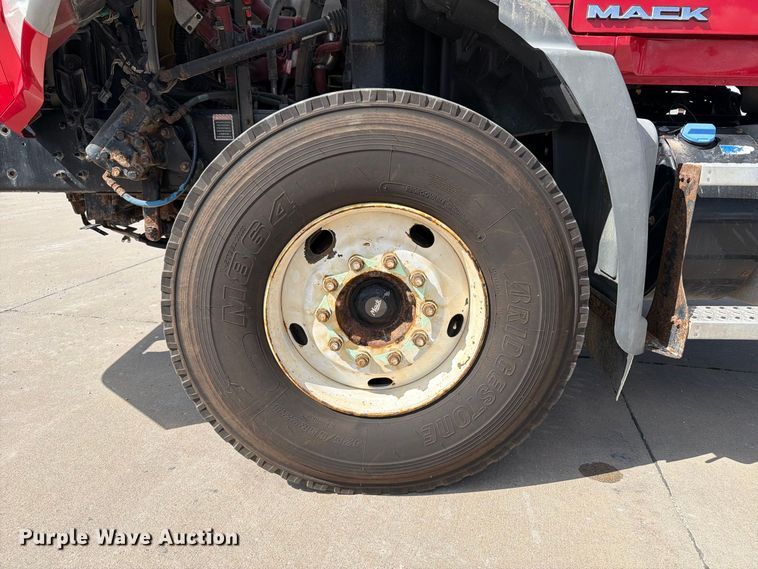 image for item DV2063 2015 Mack GU813 truck cab and chassis
