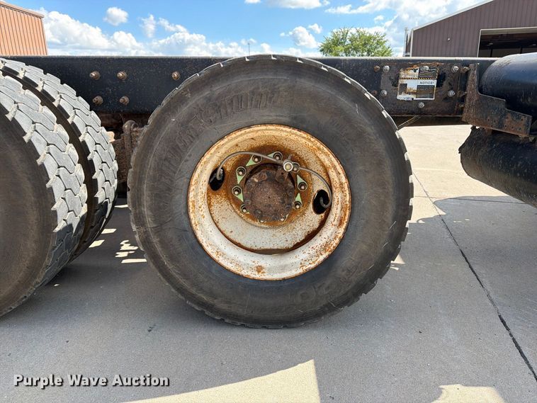image for item DV2063 2015 Mack GU813 truck cab and chassis