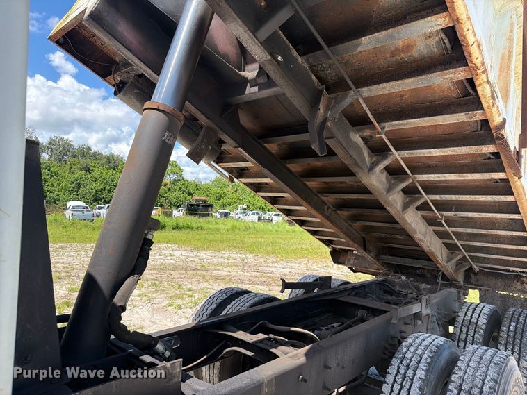 image for item DV7325 2003 International 7600 dump truck