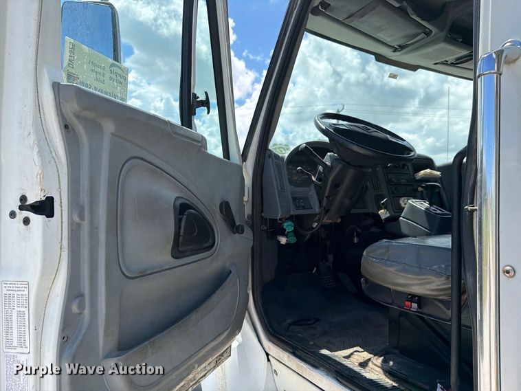 image for item DV7325 2003 International 7600 dump truck