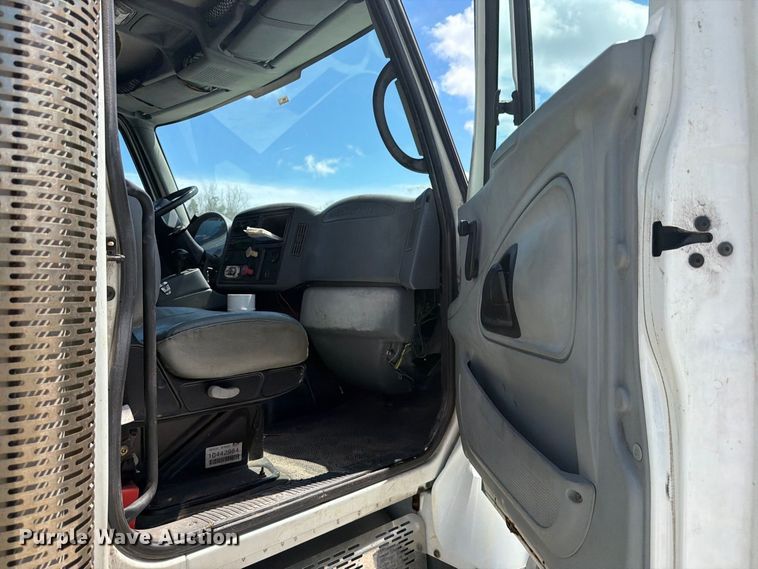 image for item DV7325 2003 International 7600 dump truck