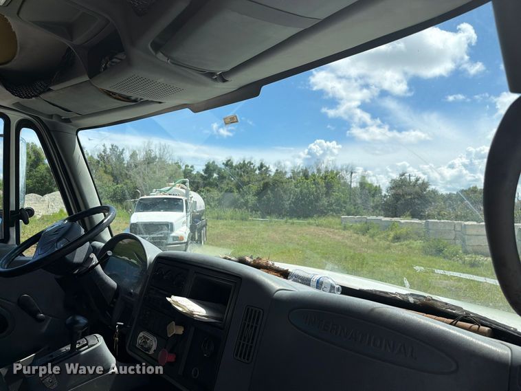 image for item DV7325 2003 International 7600 dump truck