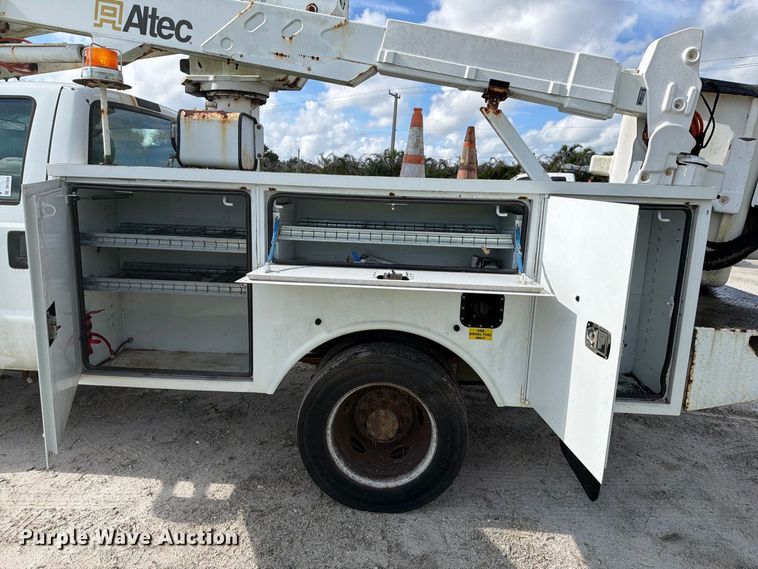 image for item DV7328 2007 Ford F550 bucket truck