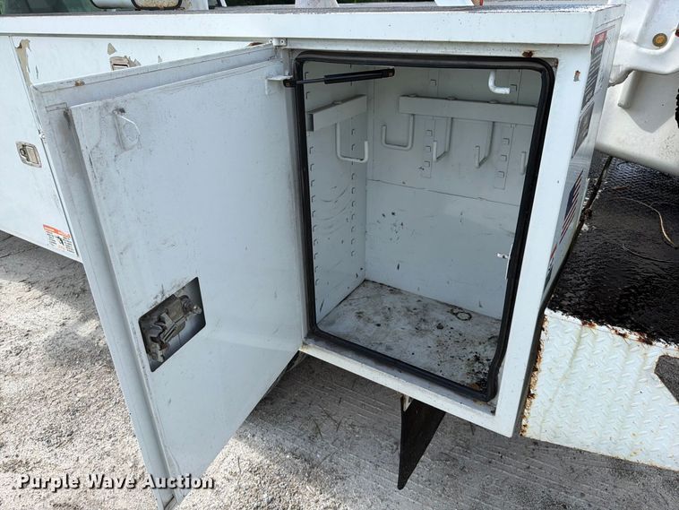image for item DV7328 2007 Ford F550 bucket truck