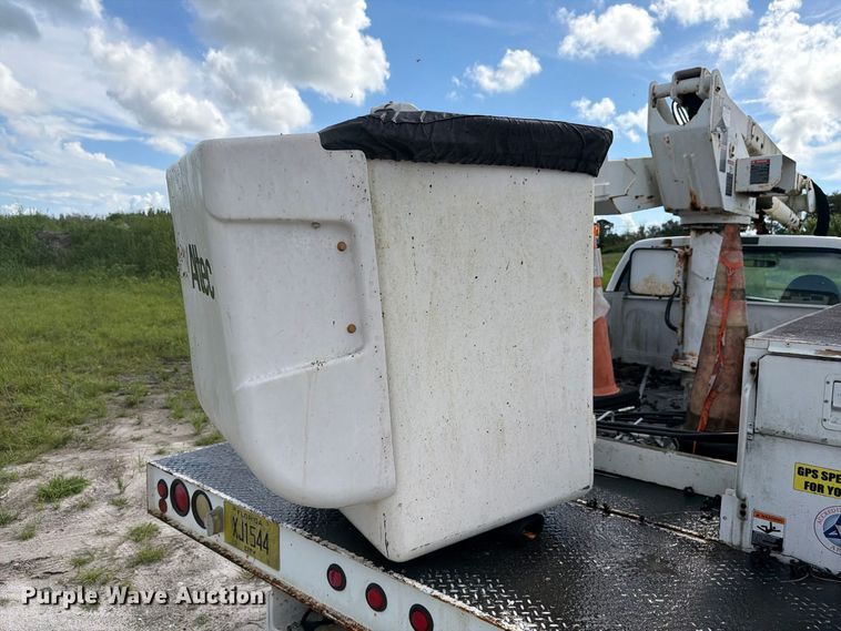 image for item DV7328 2007 Ford F550 bucket truck