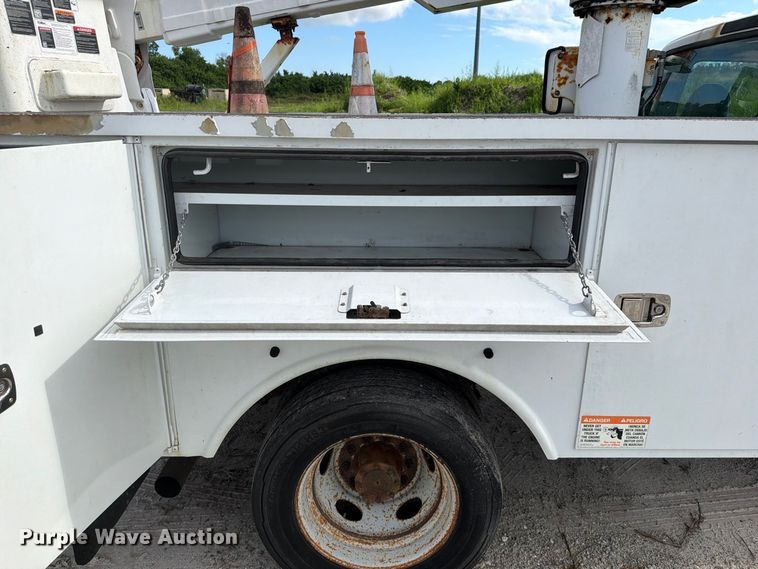 image for item DV7328 2007 Ford F550 bucket truck
