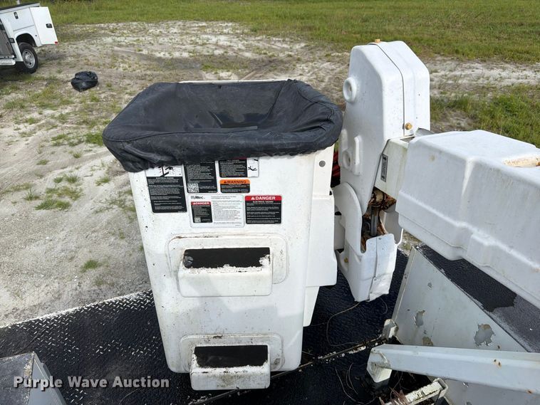 image for item DV7328 2007 Ford F550 bucket truck