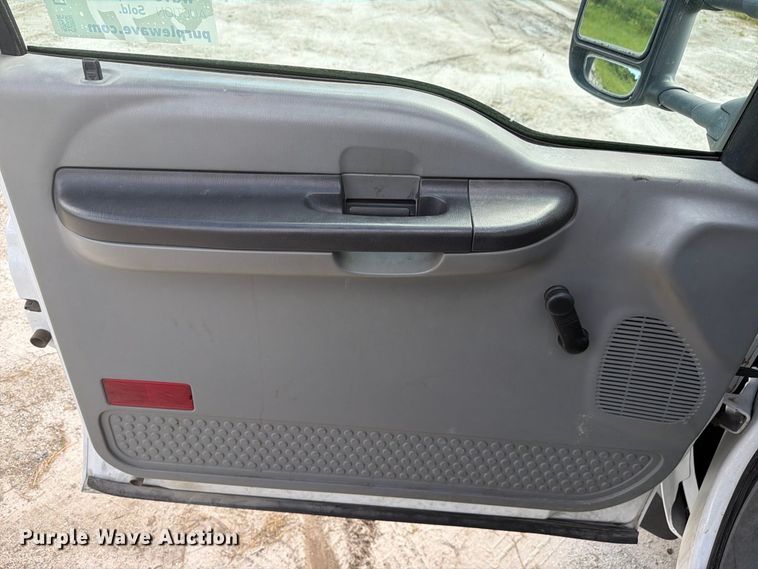 image for item DV7328 2007 Ford F550 bucket truck