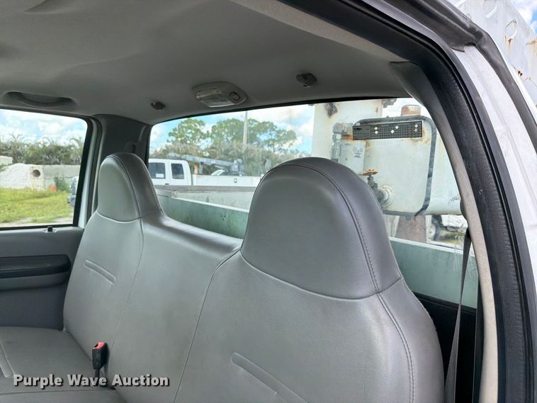 image for item DV7328 2007 Ford F550 bucket truck