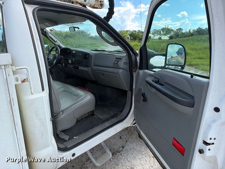image for item DV7328 2007 Ford F550 bucket truck