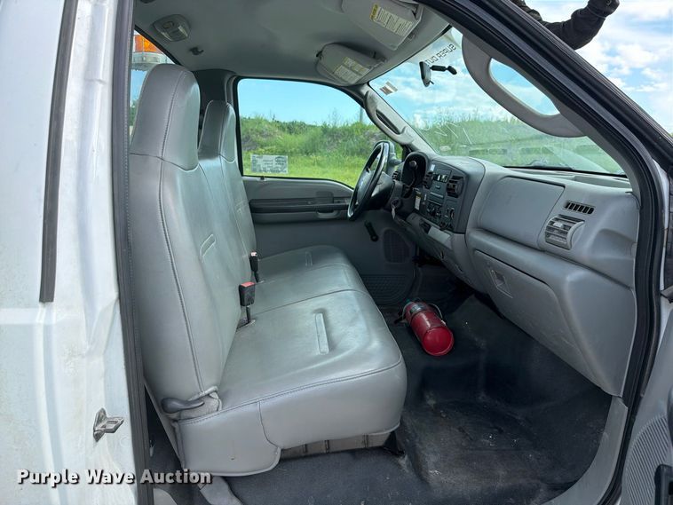 image for item DV7328 2007 Ford F550 bucket truck