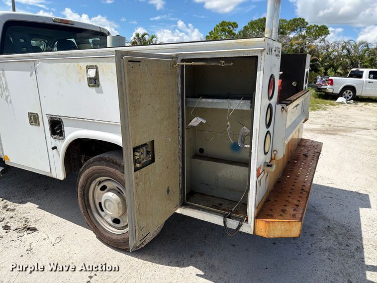 image for item DV7330 2015 Ford F250 Super Duty Ext. Cab utility bed pickup truck