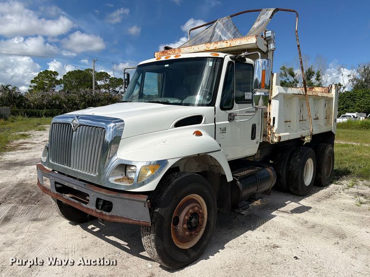 image for item DV7331 2004 International 7400 dump truck