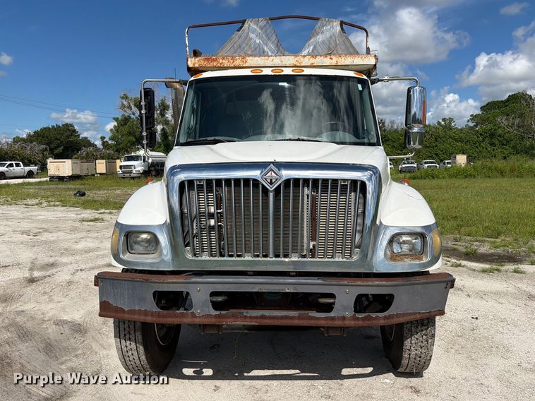 image for item DV7331 2004 International 7400 dump truck