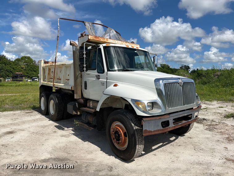image for item DV7331 2004 International 7400 dump truck