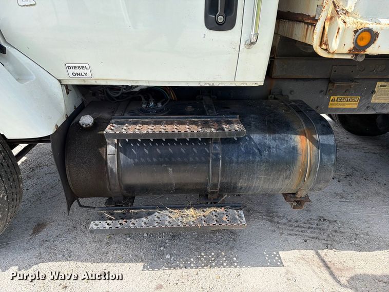 image for item DV7331 2004 International 7400 dump truck