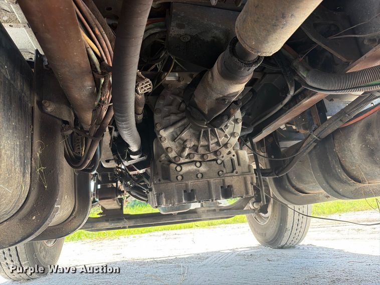 image for item DV7331 2004 International 7400 dump truck