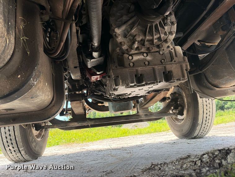image for item DV7331 2004 International 7400 dump truck