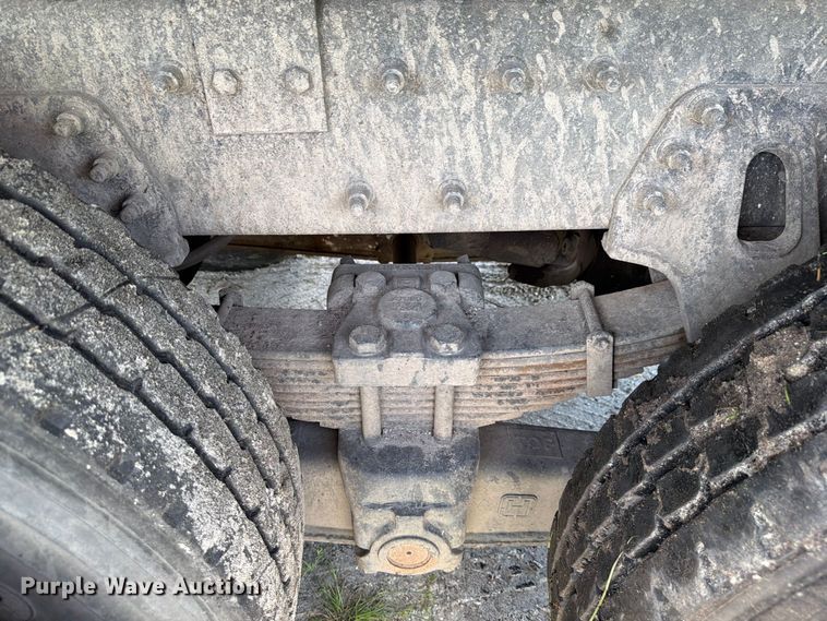 image for item DV7331 2004 International 7400 dump truck
