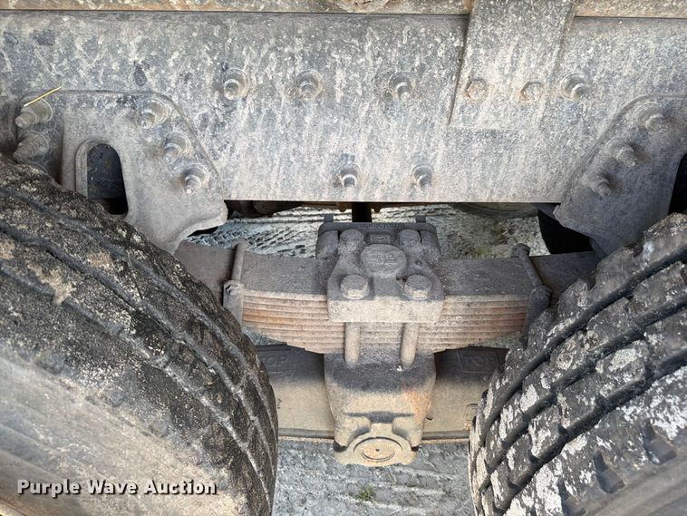image for item DV7331 2004 International 7400 dump truck