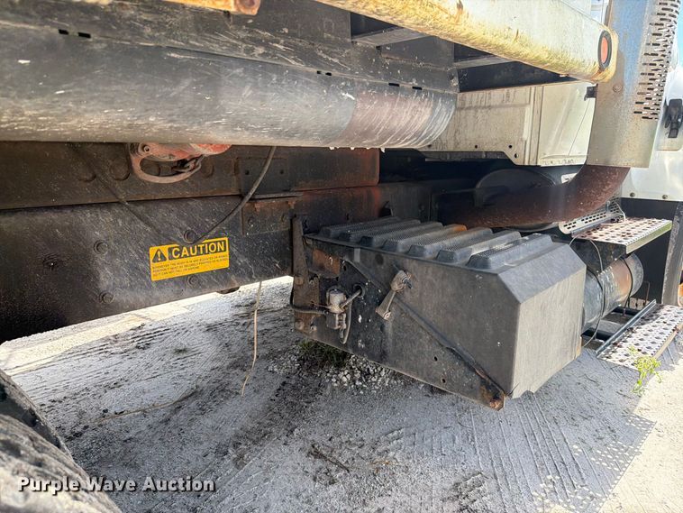 image for item DV7331 2004 International 7400 dump truck