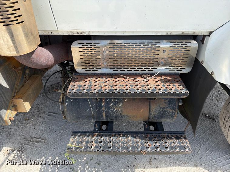 image for item DV7331 2004 International 7400 dump truck