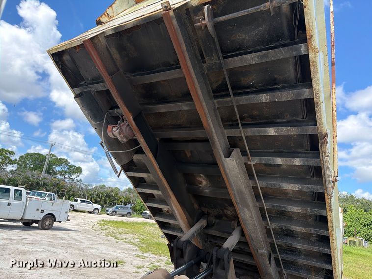 image for item DV7331 2004 International 7400 dump truck