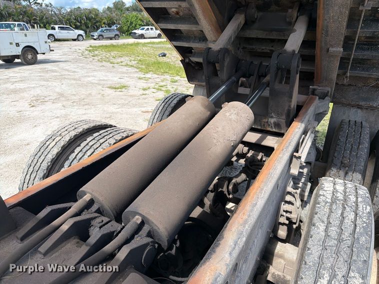 image for item DV7331 2004 International 7400 dump truck