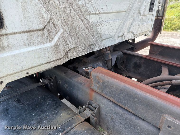 image for item DV7331 2004 International 7400 dump truck