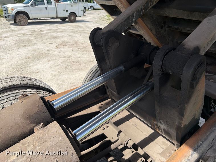 image for item DV7331 2004 International 7400 dump truck