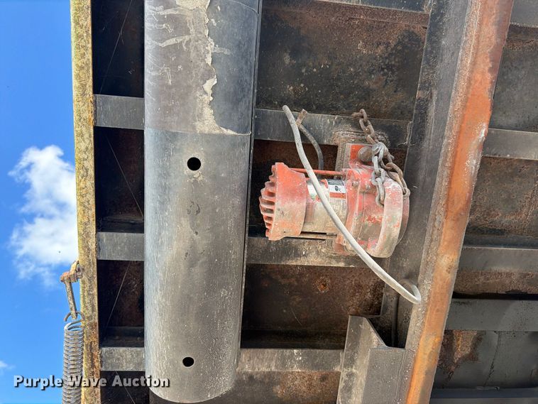 image for item DV7331 2004 International 7400 dump truck