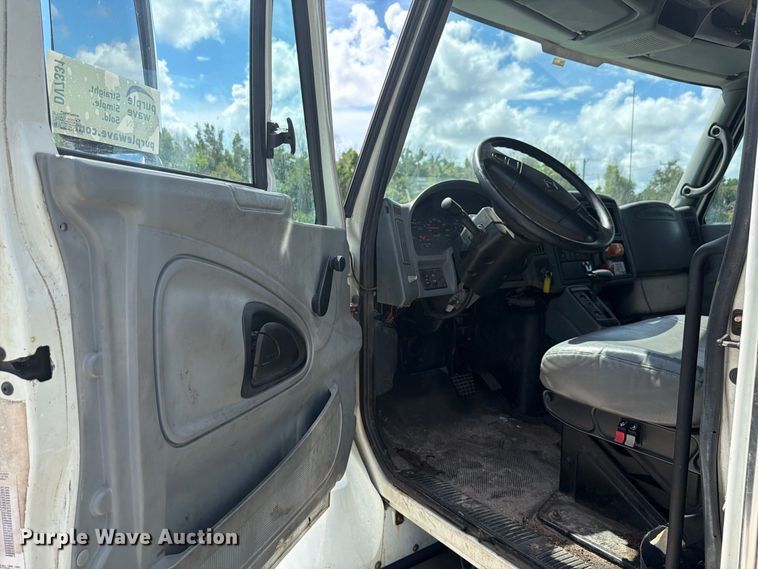 image for item DV7331 2004 International 7400 dump truck