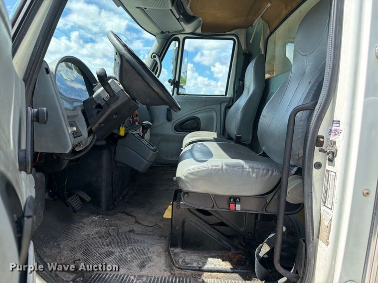 image for item DV7331 2004 International 7400 dump truck