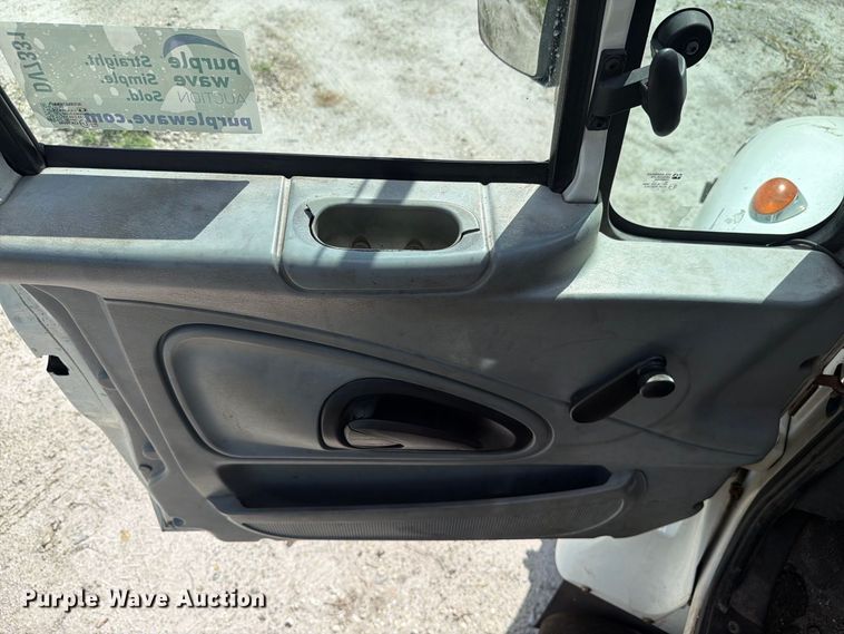 image for item DV7331 2004 International 7400 dump truck