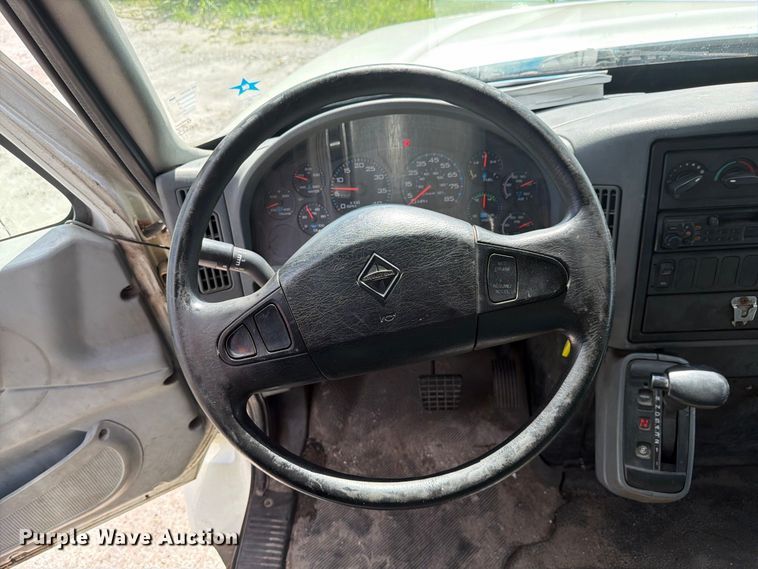 image for item DV7331 2004 International 7400 dump truck