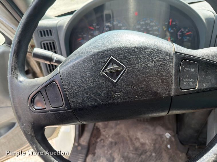 image for item DV7331 2004 International 7400 dump truck