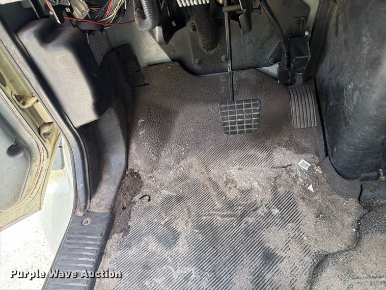 image for item DV7331 2004 International 7400 dump truck