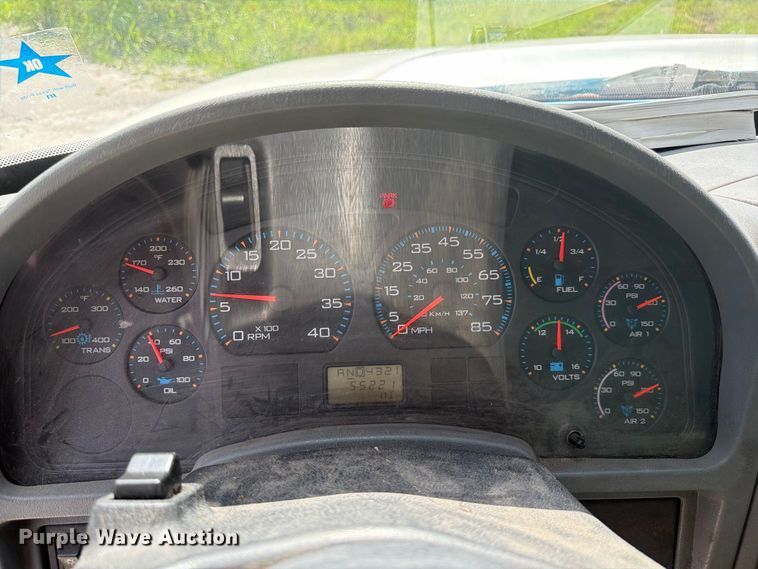image for item DV7331 2004 International 7400 dump truck