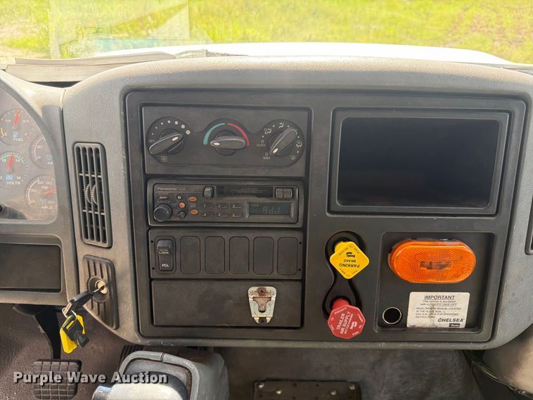 image for item DV7331 2004 International 7400 dump truck