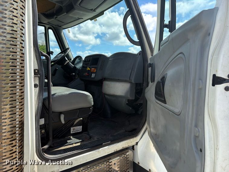 image for item DV7331 2004 International 7400 dump truck