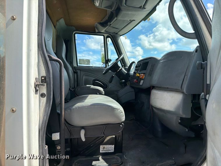 image for item DV7331 2004 International 7400 dump truck